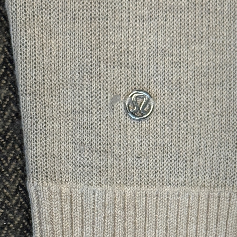 Lululemon Serenity Sweater Wrap
Heathered Cashew / Coal Reversible est 6-8 - Picture 6 of 11
